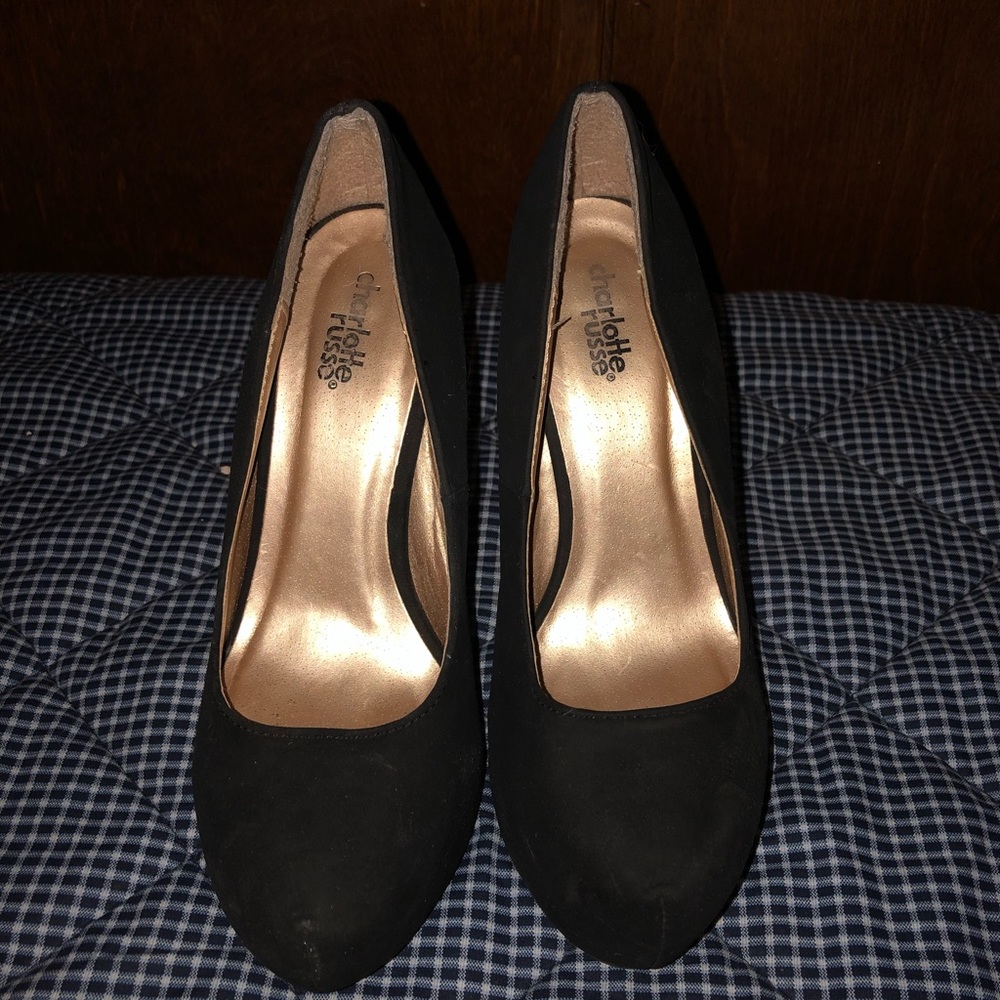Black pumps